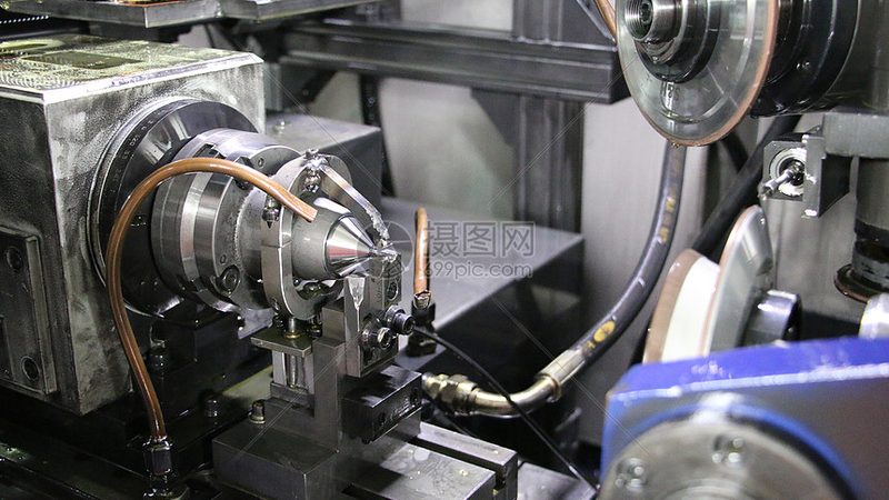 汽车模具加工中心：五轴技术的价格与价值